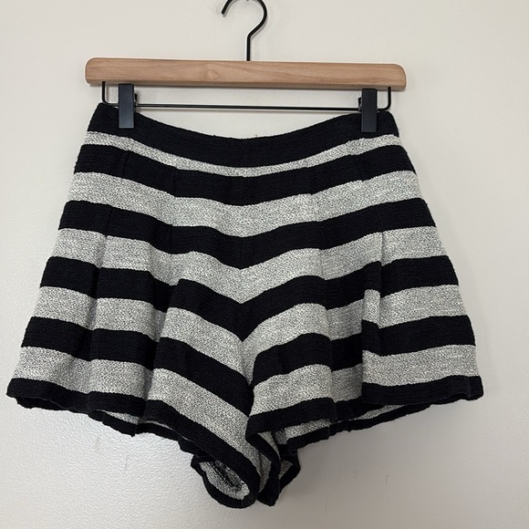 ALICE + OLIVIA Lurex Tweed Back Zip Pleated Short Black Silver Stripe - Picture 15 of 15